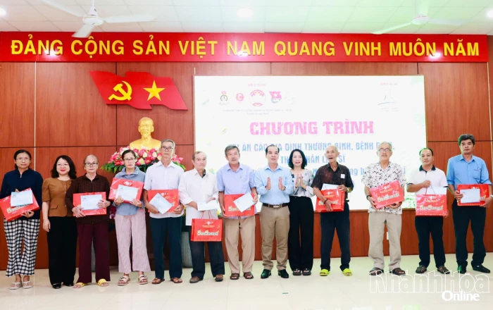 Phường Tây Nha Trang trao quà tri ân 25 gia đình có công với cách mạng 