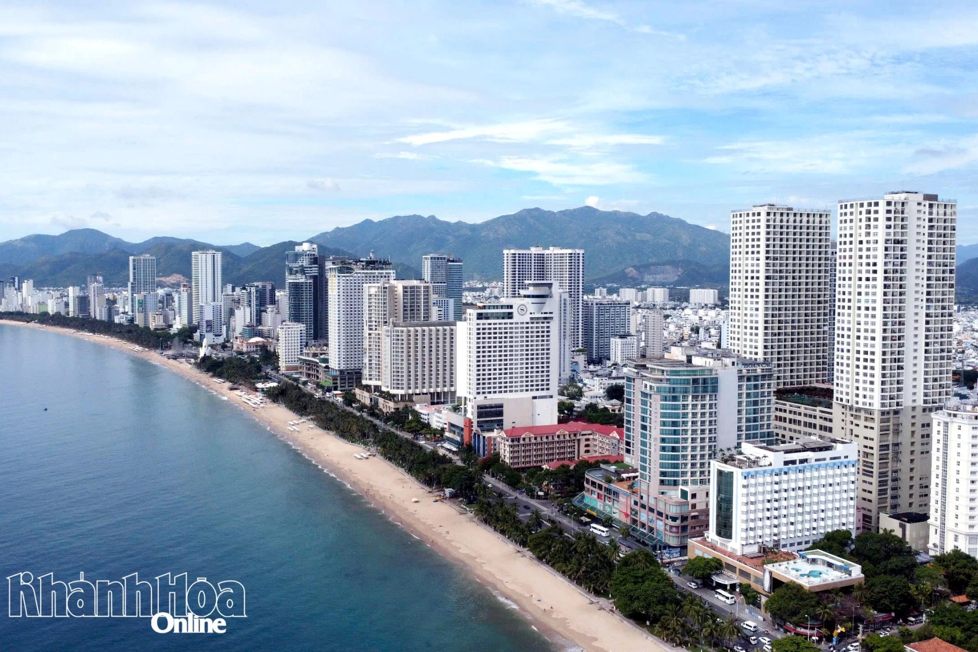 Đường Trần Phú, phường Nha Trang nhìn từ trên cao.