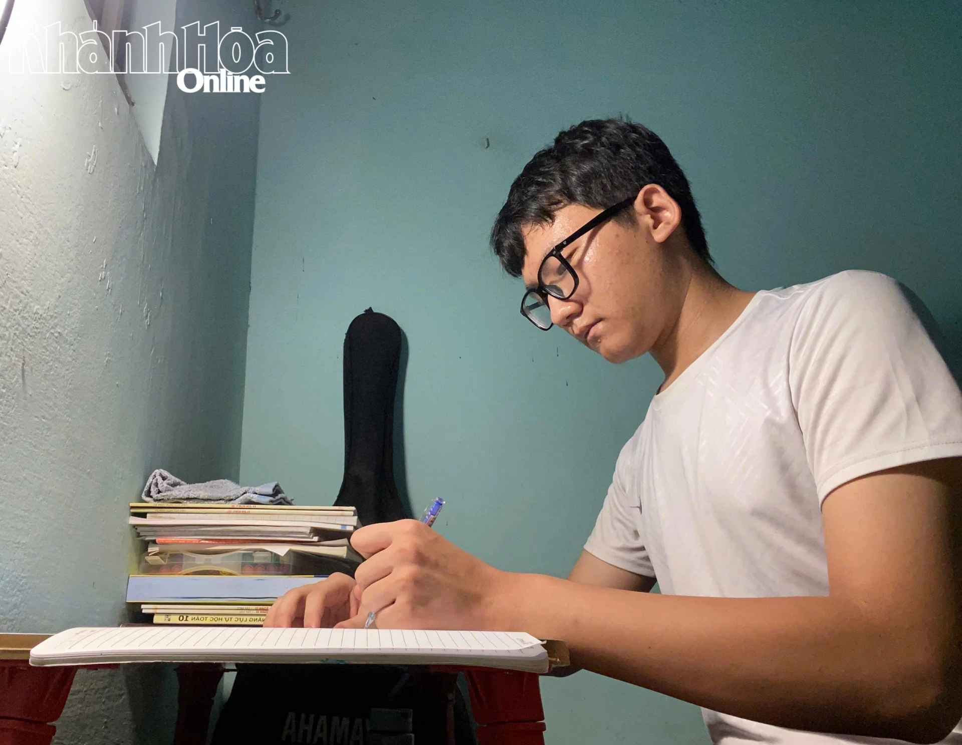 Bạn Nguyễn Hữu Tiến tự học ngoại ngữ ở nhà trong kỳ nghỉ hè.