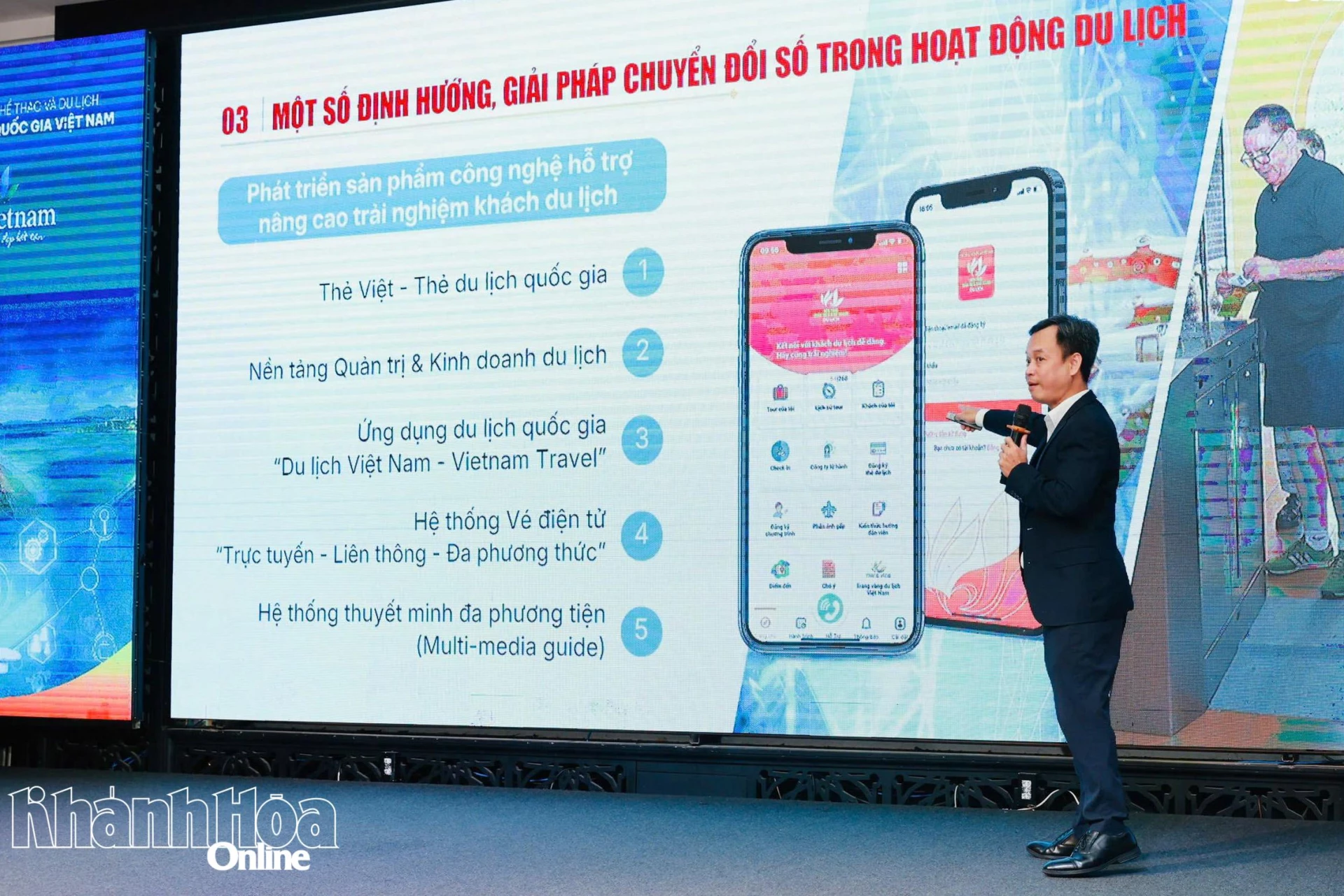 Lãnh đạo Trung tâm Thông tin Du lịch (Cục Du lịch quốc gia Việt Nam) giới thiệu về giải pháp chuyển đổi số trong hoạt động du lịch.