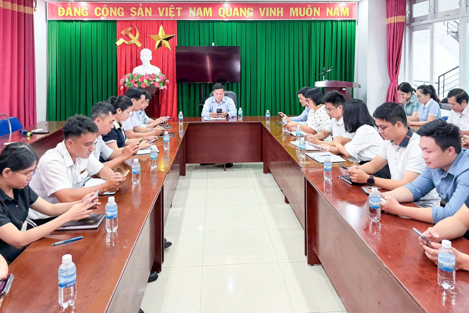 Chi bộ Trung tâm Kiểm dịch y tế quốc tế Khánh Hoà thuộc Đảng bộ UBND
tỉnh nghiên cứu tài liệu, trao đổi trực tiếp trên nền tảng số, góp phần nâng cao
chất lượng sinh hoạt chi bộ.