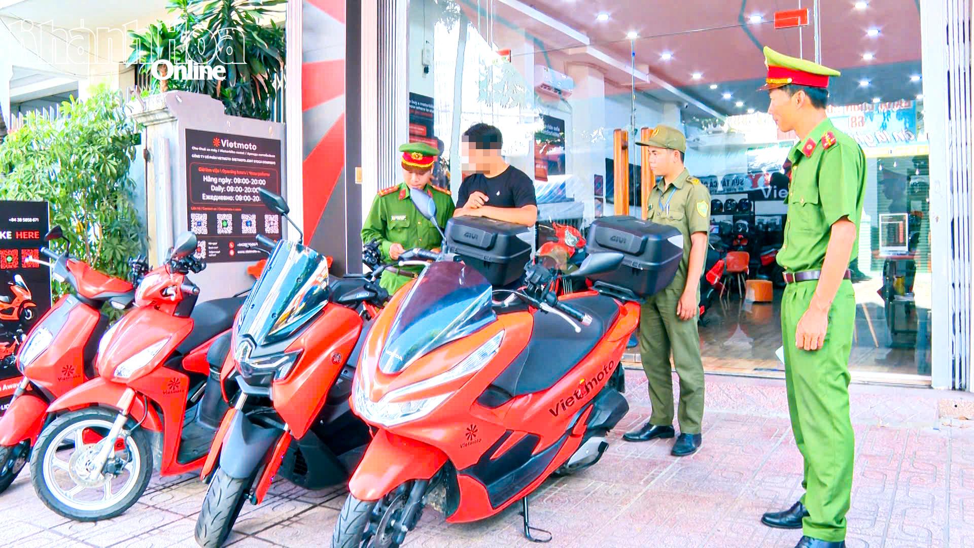 Công an phường Nha Trang kiểm tra cơ sở kinh doanh cho thuê xe máy trên đường Trần Nguyên Hãn.