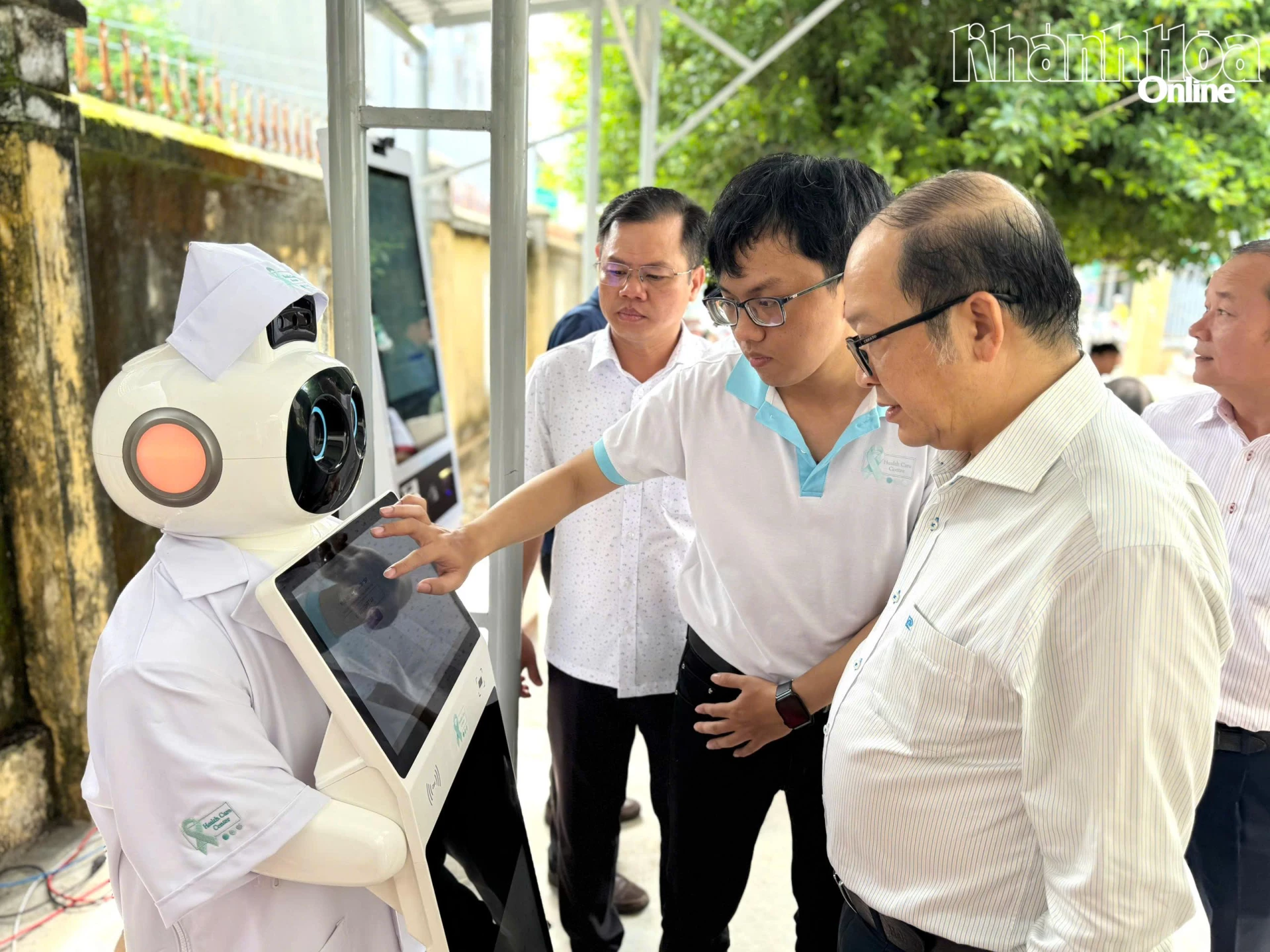 Lãnh đạo Sở Y tế và UBND xã Vạn Thắng được giới thiệu về robot tầm soát huyết áp bằng Al qua camera được sử dụng tại chương trình