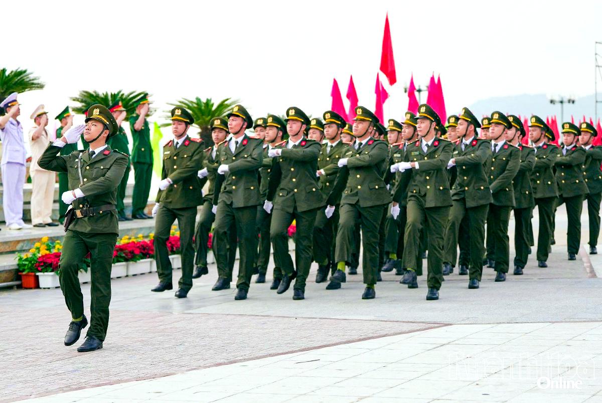 Lực lượng An ninh nhân dân Công an Khánh Hòa tham gia duyệt đội ngũ tại Lễ thượng cờ kỷ niệm 100 năm xây dựng và phát triển Nha Trang.