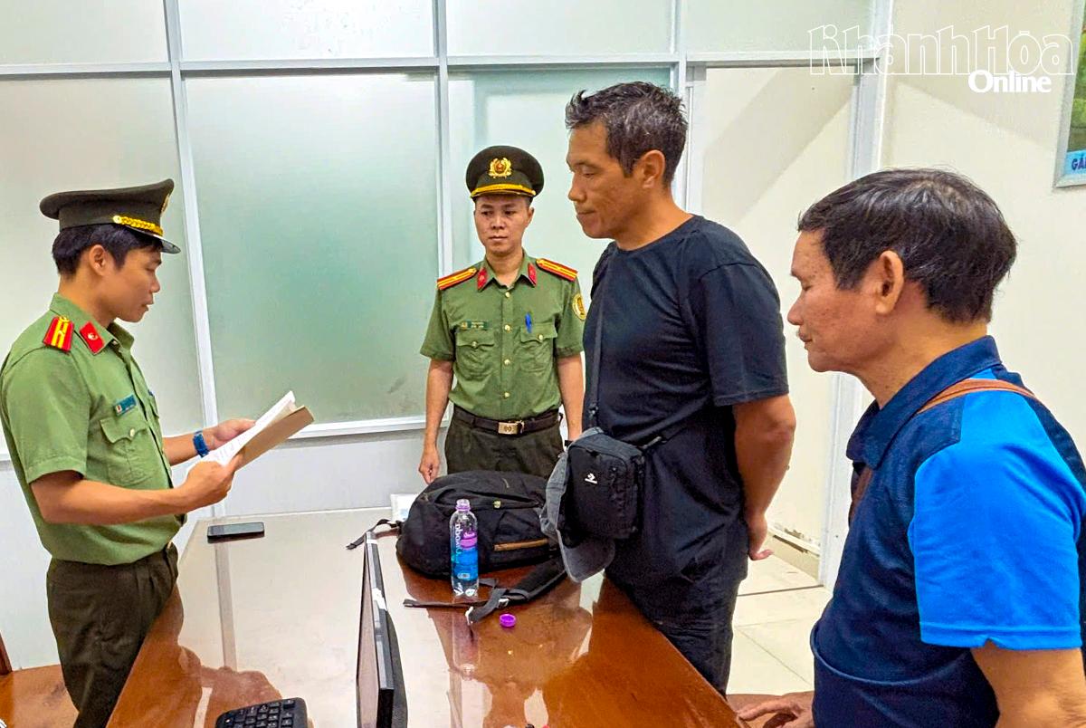 Phòng Quản lý xuất nhập cảnh thực hiện thủ tục trục xuất một trường hợp người nước ngoài bị truy nã đỏ.