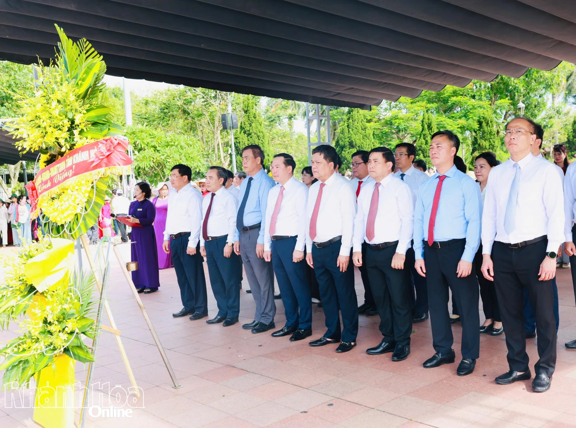 Bí thư Tỉnh ủy Trần Phong và đoàn công tác tỉnh Khánh Hòa dâng hương tại Thành cổ Quảng Trị
