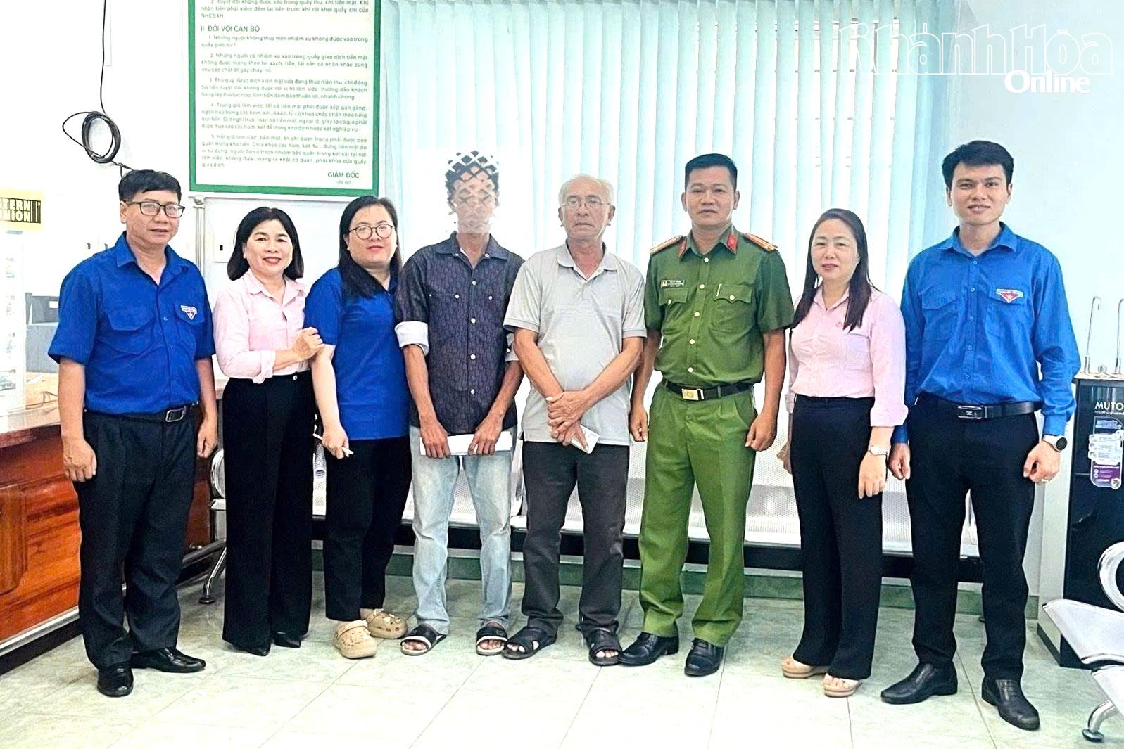 Công an phường phối hợp với Ủy ban MTTQ Việt Nam phường và Ngân hàng Chính sách xã hội chi nhánh Cam Ranh giải ngân cho 1 trường hợp đang trong diện quản lý sau cai nghiện vay vốn làm ăn.
