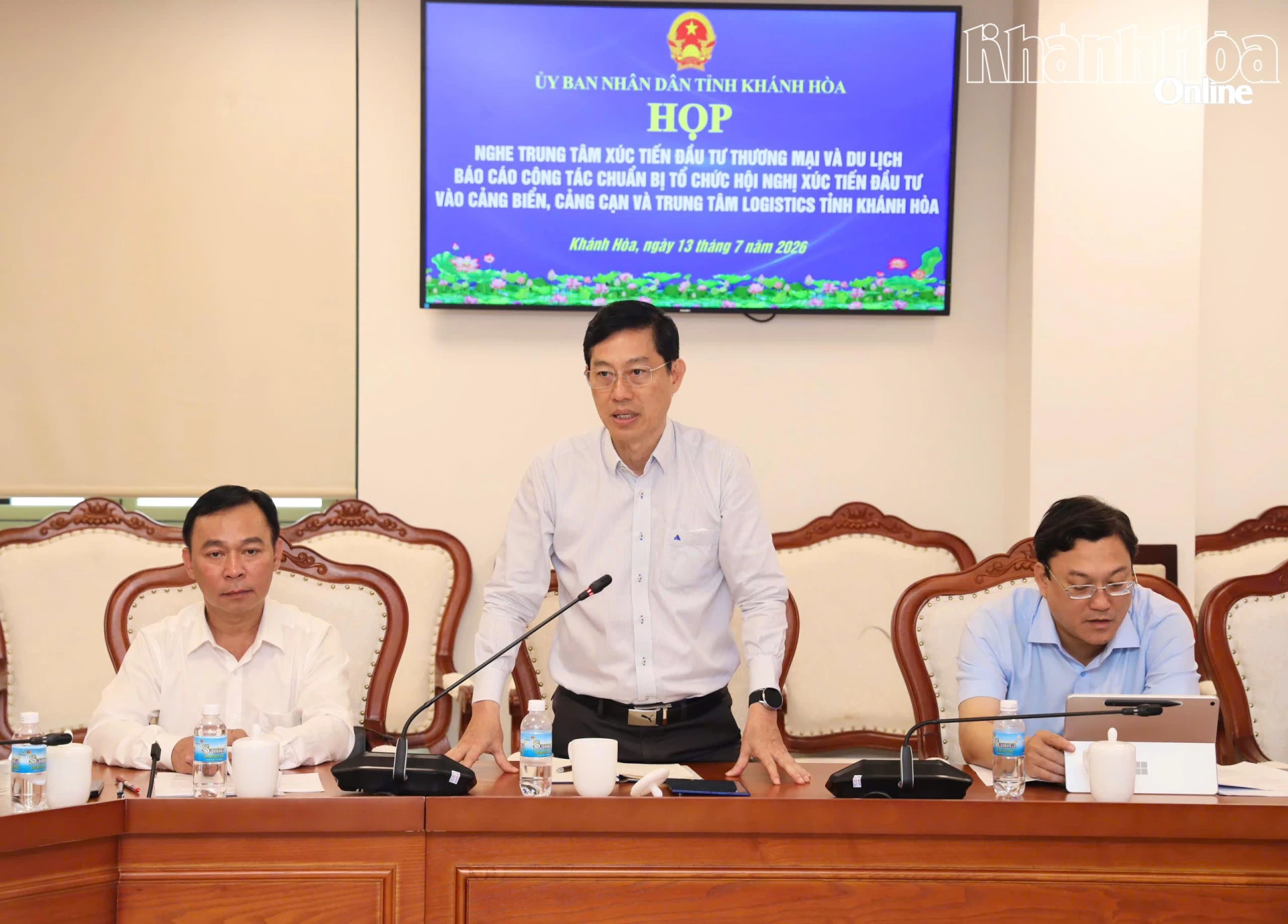 Lãnh đạo Sở Xây dựng góp ý tại cuộc họp