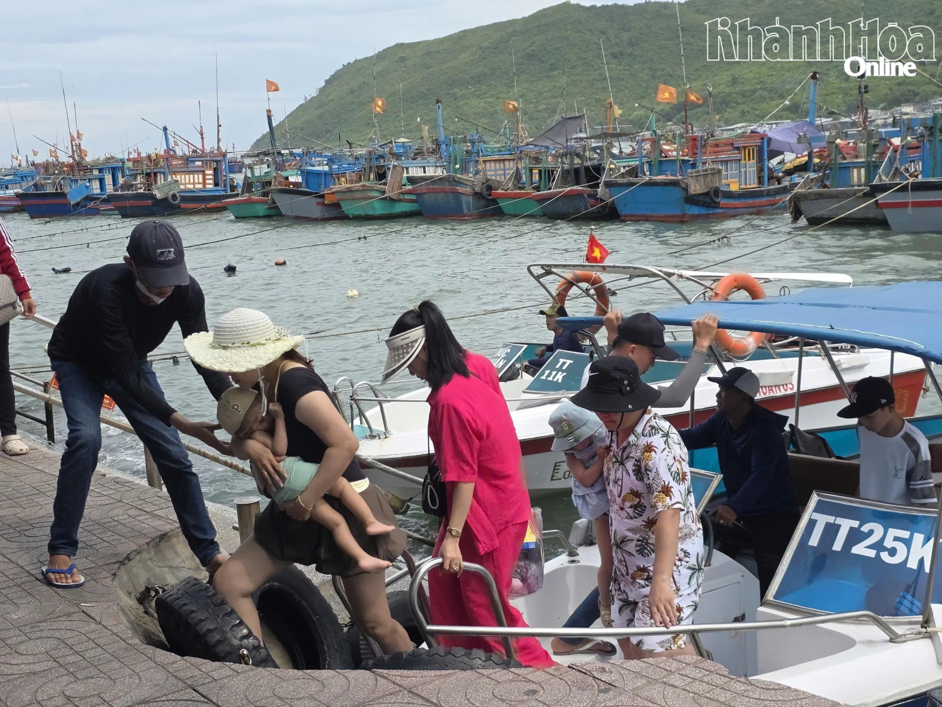 Du khách rời tàu lên bờ tại Bến tàu Du lịch Nha Trang