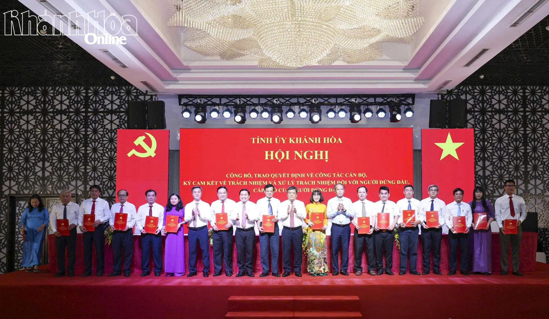 Lãnh đạo các cơ quan, đoàn thể ký kết về trách nhiệm