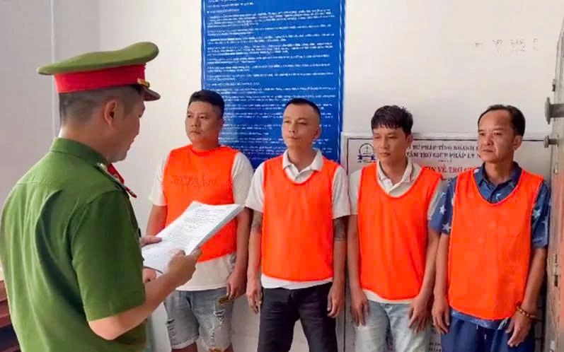 Cơ quan cảnh sát điều tra thi hành lệnh giữ người trong trường hợp khẩn cấp đối với Tâm, Thạch, Minh, Tuấn (từ trái qua)