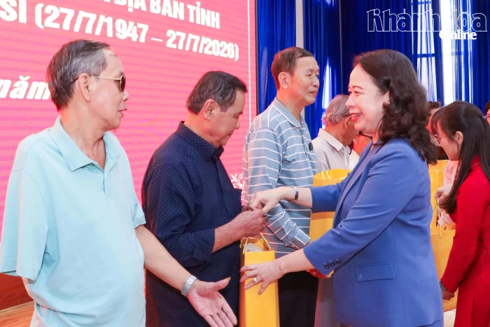 Phó Chủ tịch nước Võ Thị Ánh Xuân thăm, tặng quà tri ân người có công với cách mạng tại Khánh Hòa