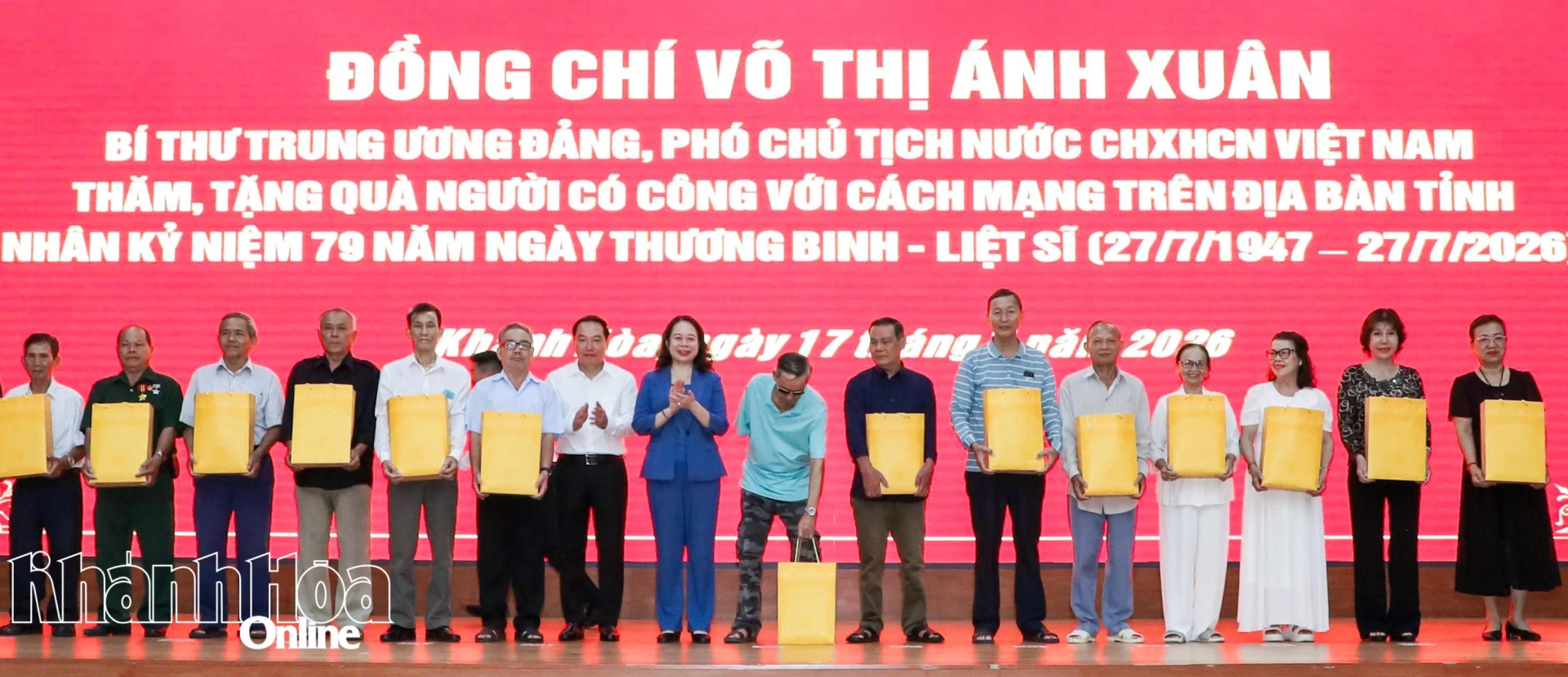 Phó Chủ tịch nước Võ Thị Ánh Xuân và đồng chí Hồ Xuân Trường trao quà tri ân người có công với cách mạng.