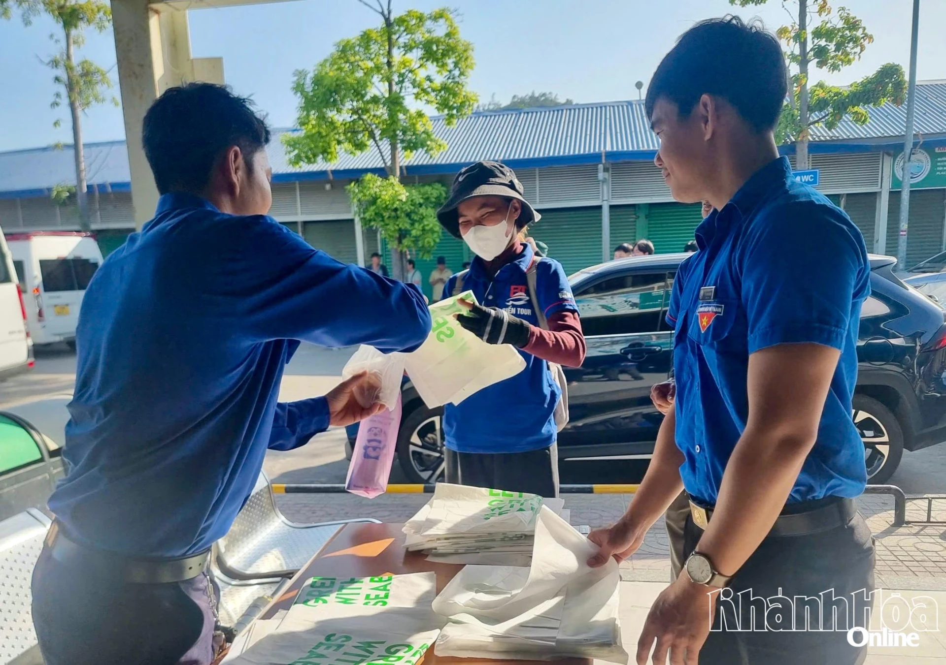 Ban Quản lý vịnh Nha Trang ra quân tuyên truyền bảo vệ môi trường