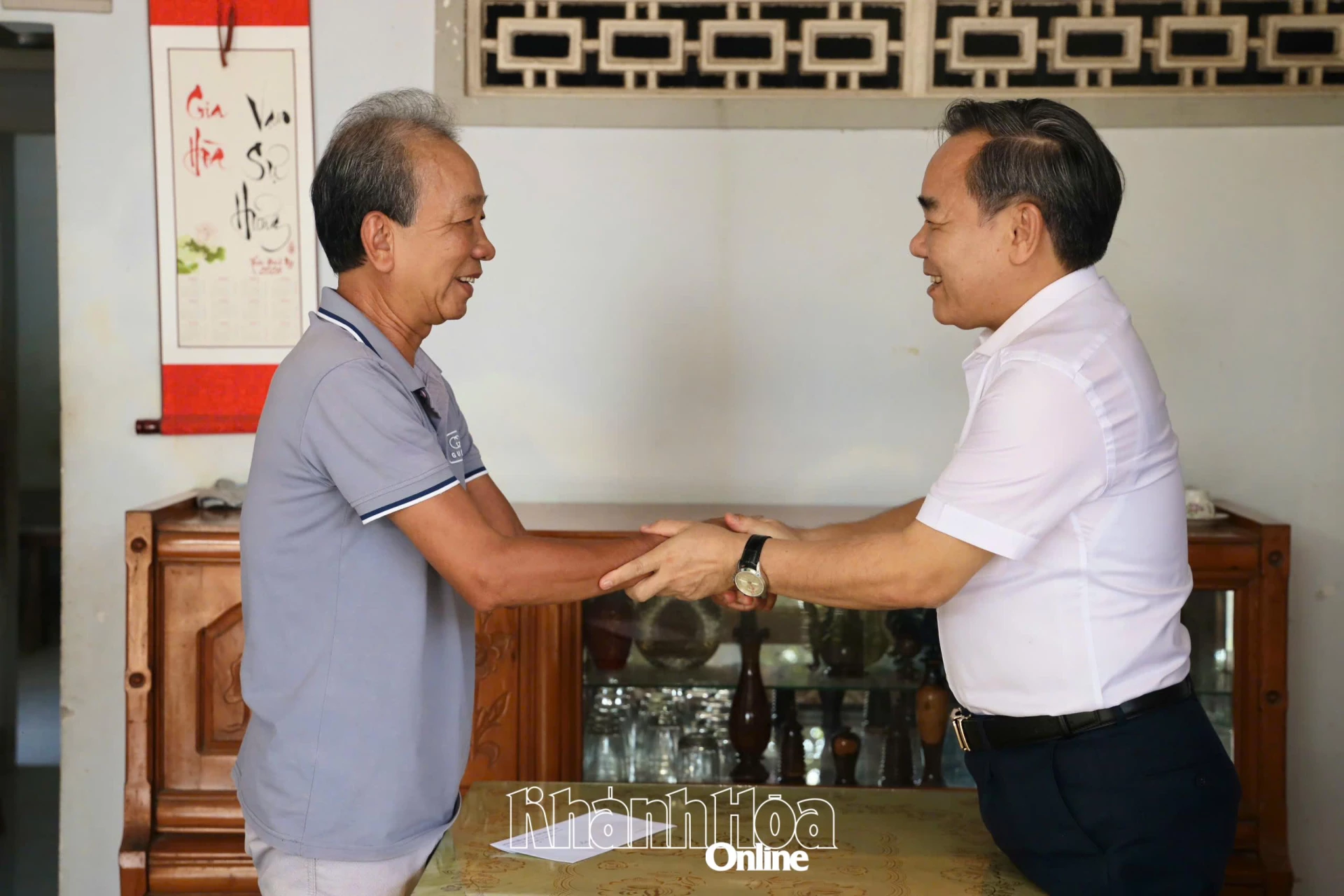 Đồng chí Lê Hữu trí động viên gia đình ông Võ Minh Tĩnh