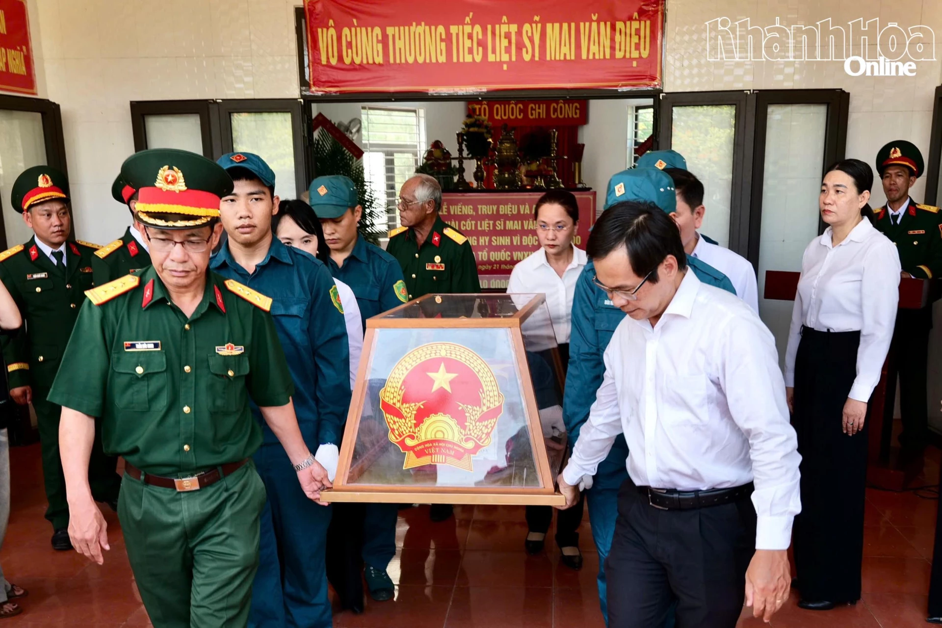 Đại diện Bộ Chỉ huy Quân sự tỉnh cùng lãnh đạo phường Bảo An thực hiện nghi thức di quan hài cốt liệt sĩ Mai Văn Điệu.
