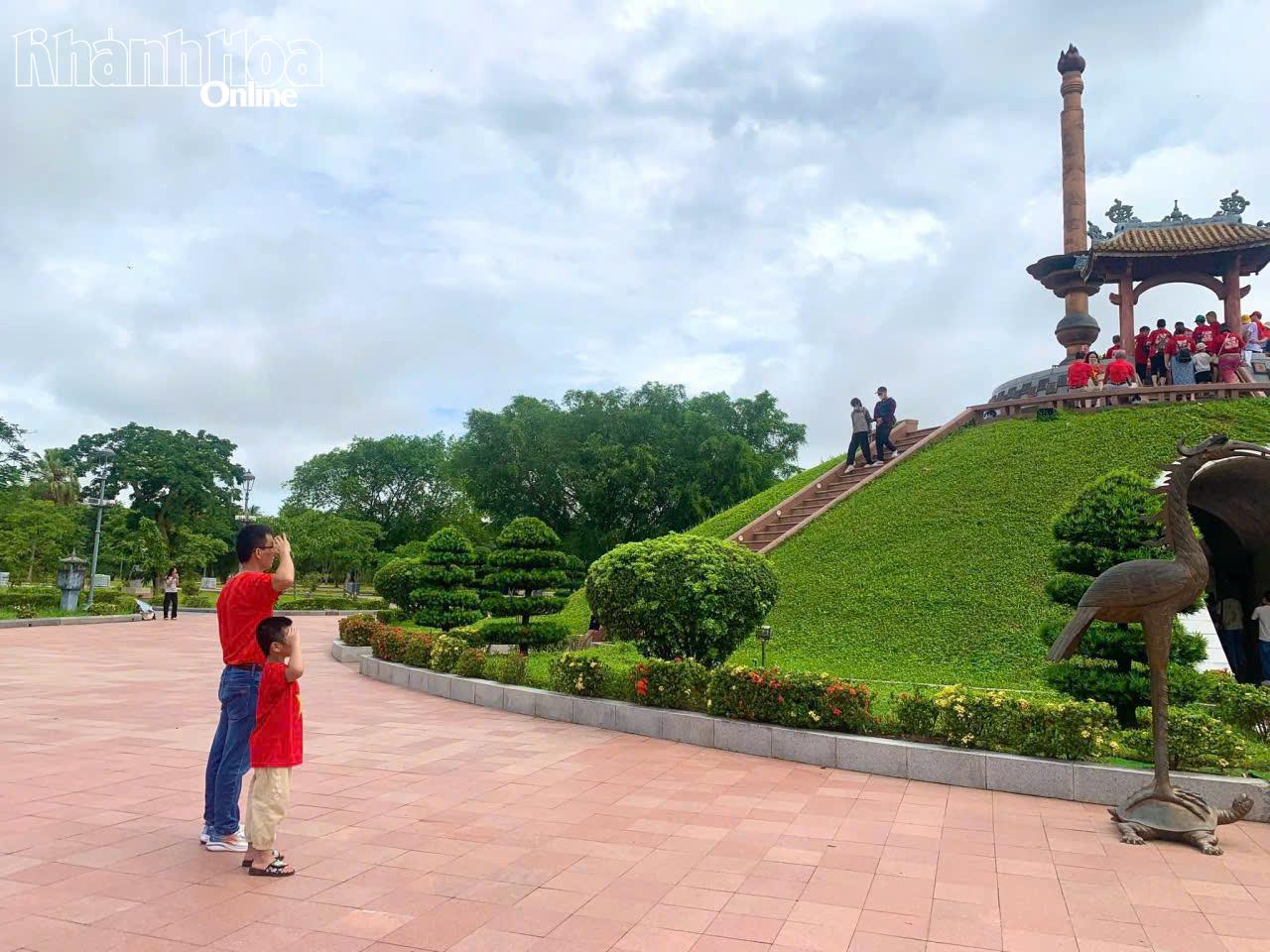Đài tưởng niệm các anh hùng liệt sĩ ở Thành cổ Quảng Trị