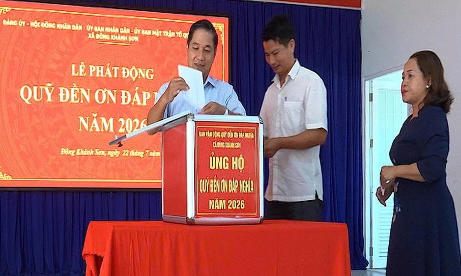 Lãnh đạo đảng ủy xã và các đại biểu hưởng ứng ủng hộ Quỹ Đền ơn đáp nghĩa năm 2026.