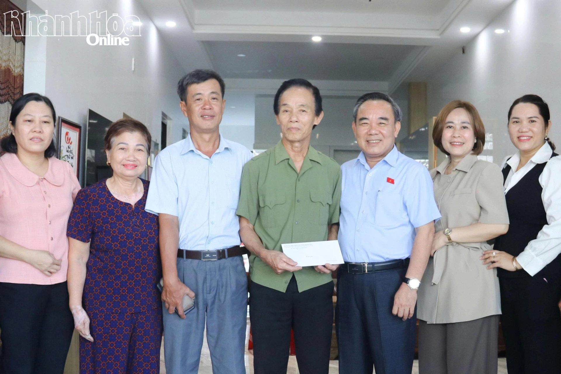Phó Trưởng đoàn chuyên trách Đoàn đại biểu Quốc hội tỉnh Lê Hữu Trí thăm, tặng quà các gia đình người có công với cách mạng