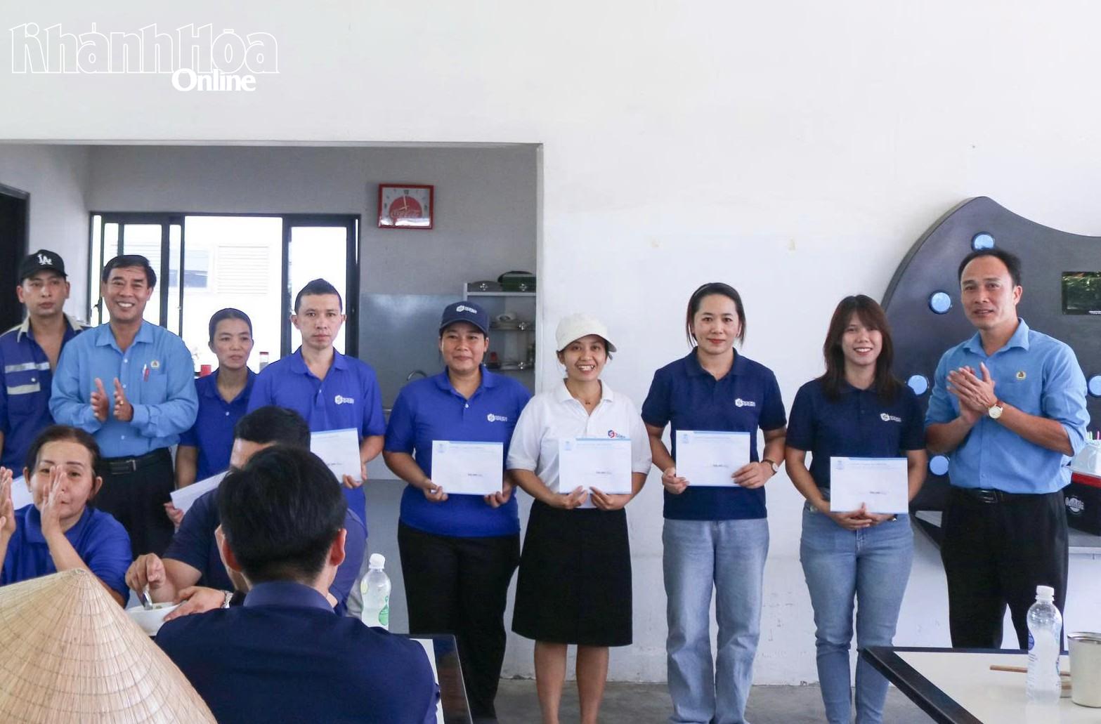 Lãnh đạo Liên đoàn Lao động tỉnh trao quà tri ấn người lao động Công ty TNHH Sodex Sport.