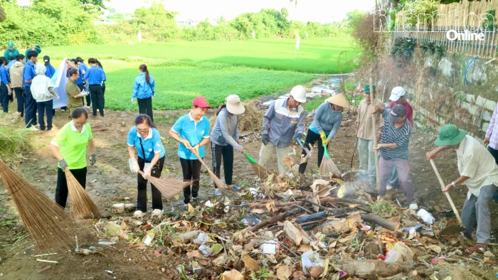 Phường Tây Nha Trang ra quân dọn vệ sinh môi trường khu vực sông Tháo
