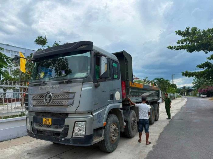 Công an xã Diên Lạc rà soát, kiểm tra số lượng các phương tiện vận tải