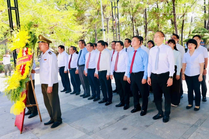 Đoàn công tác tỉnh Khánh Hòa dâng hương tại Nghĩa trang liệt sĩ Trường Sơn và Nghĩa trang liệt sĩ Đường 9, tỉnh Quảng Trị