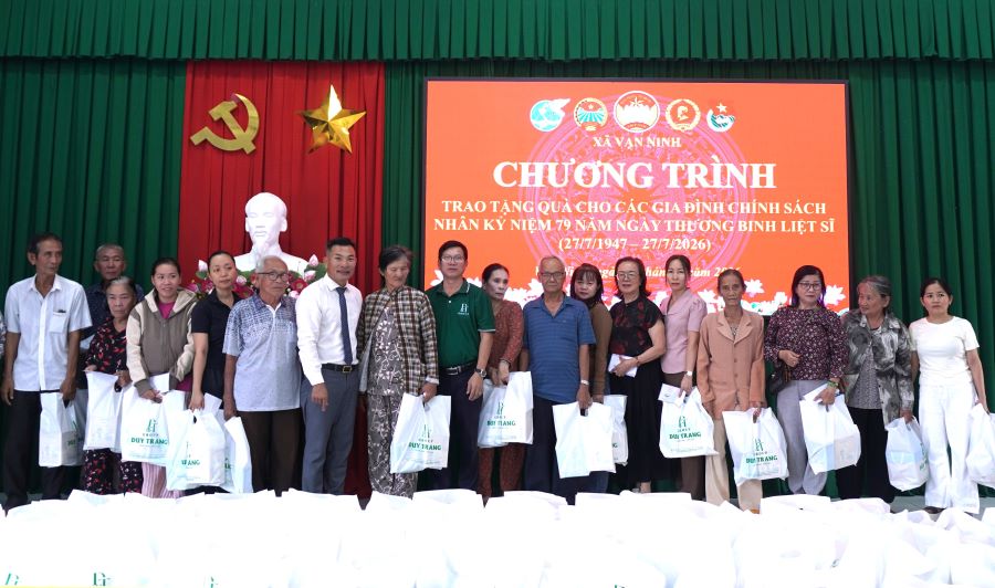 Chương trình trao tặng quà cho gia đình chính sách, người có công với cách mạng.