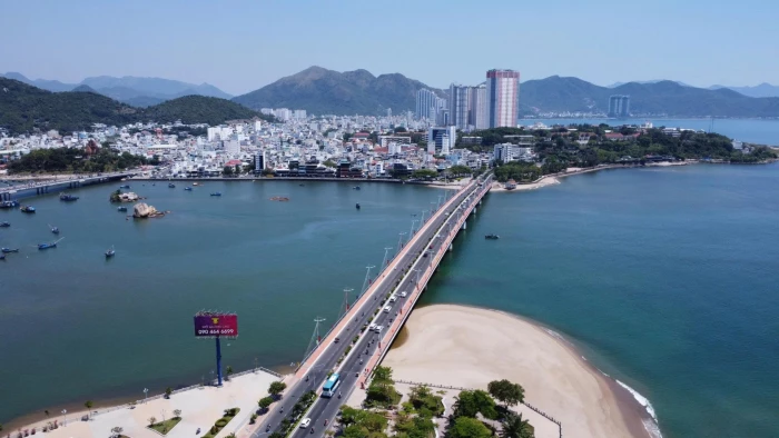 Nhịp cầu và lòng người