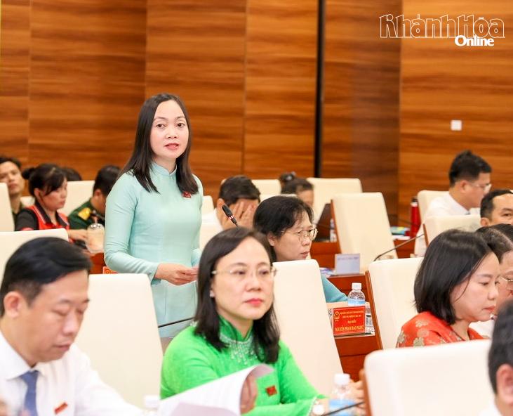 Đại biểu Nguyễn Phạm Bảo Ngọc - Phó Trưởng Ban Văn hóa - Xã hội HĐND tỉnh nêu câu hỏi chất vấn.