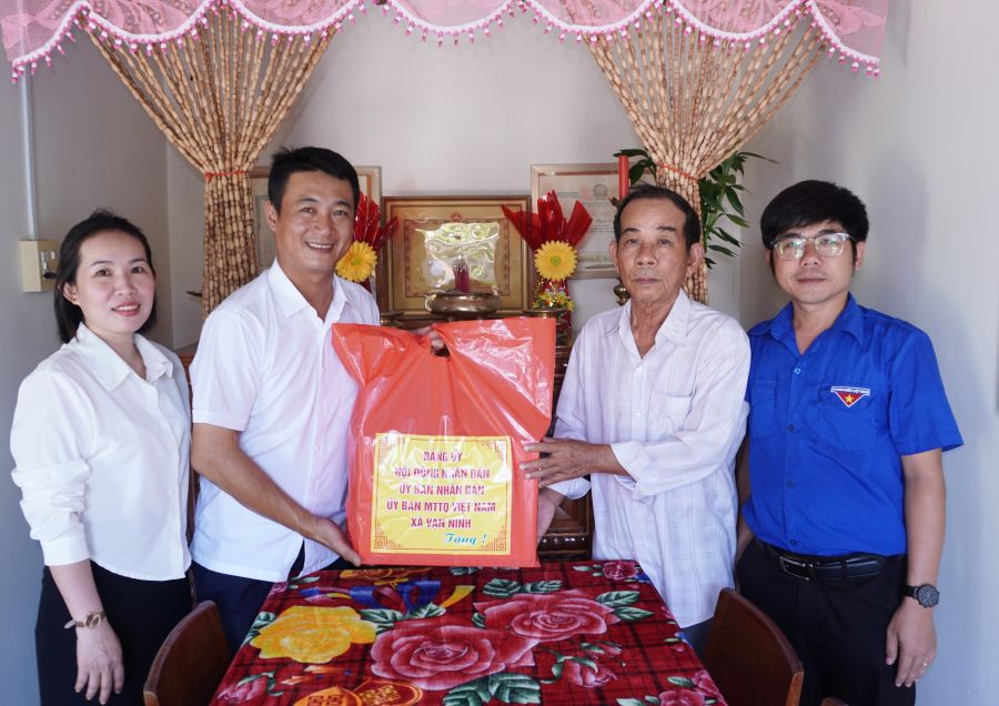 Lãnh đạo xã Vạn Ninh thăm gia đình ông Phạm Tấn Mỹ (trú thôn Phú Cang 2, thân nhân thờ cúng liệt sĩ)