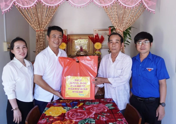 Lãnh đạo xã Vạn Ninh thăm, tặng quà các gia đình chính sách