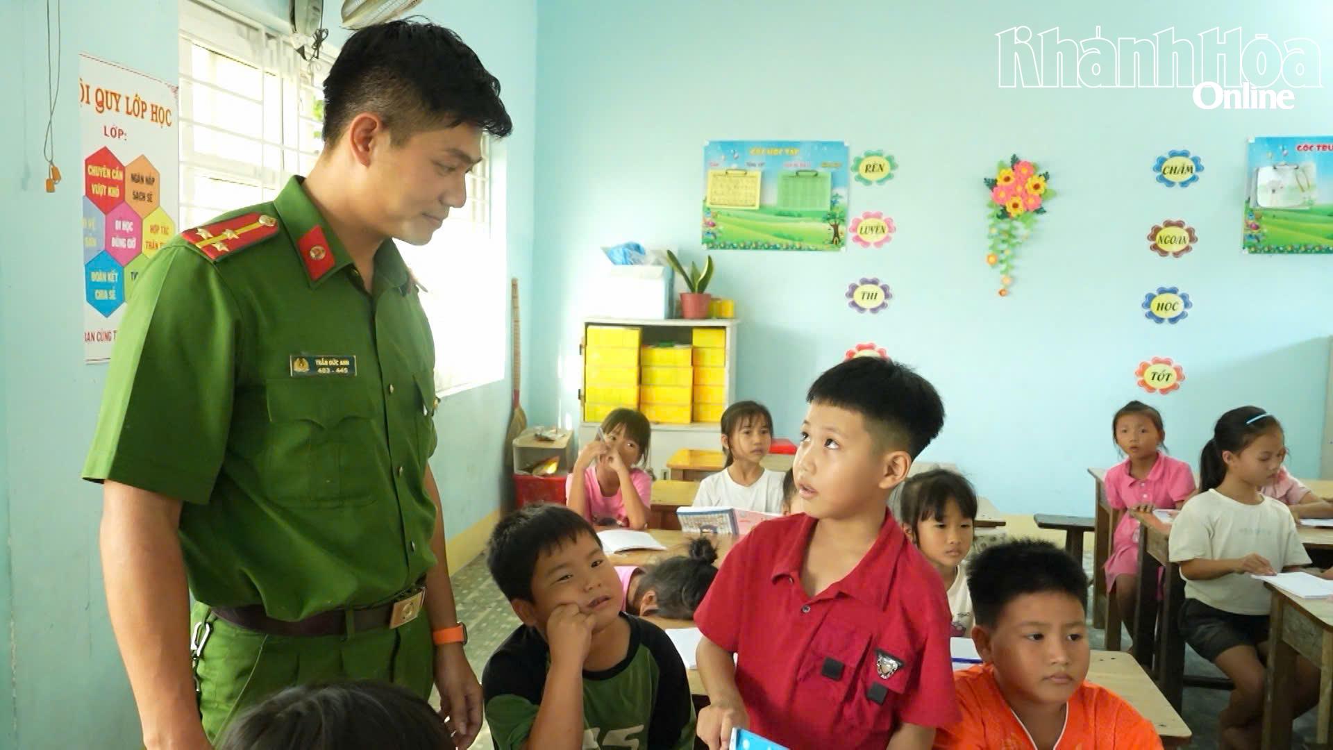 Thượng úy Trần Đức Anh trao đổi bài với học sinh trong lớp.