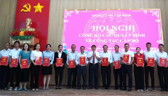 Xã Vạn Ninh công bố các quyết định về công tác cán bộ