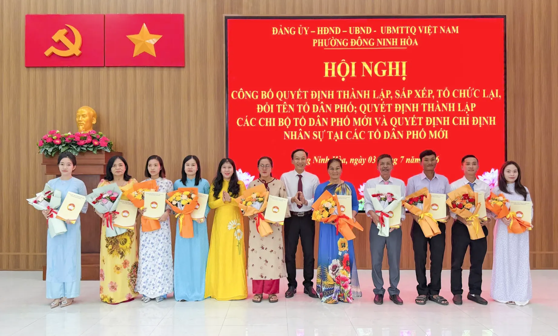 Lãnh đạo Ủy ban MTTQ phường Đông Ninh Hòa trao quyết định chỉ định Trưởng Ban công tác Mặt trận tổ dân phố.