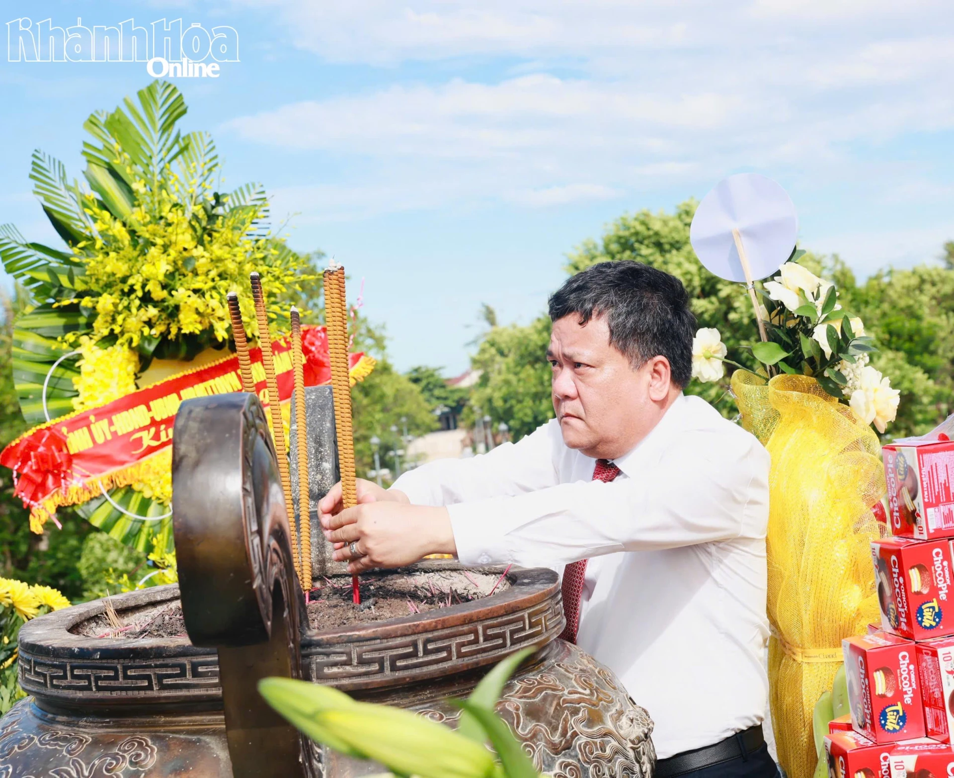 Bí thư Tỉnh ủy Trần Phong thắp hương tri ân các anh hùng, liệt sĩ đã hy sinh tại Khu di tích quốc gia đặc biệt Thành cổ Quảng Trị.