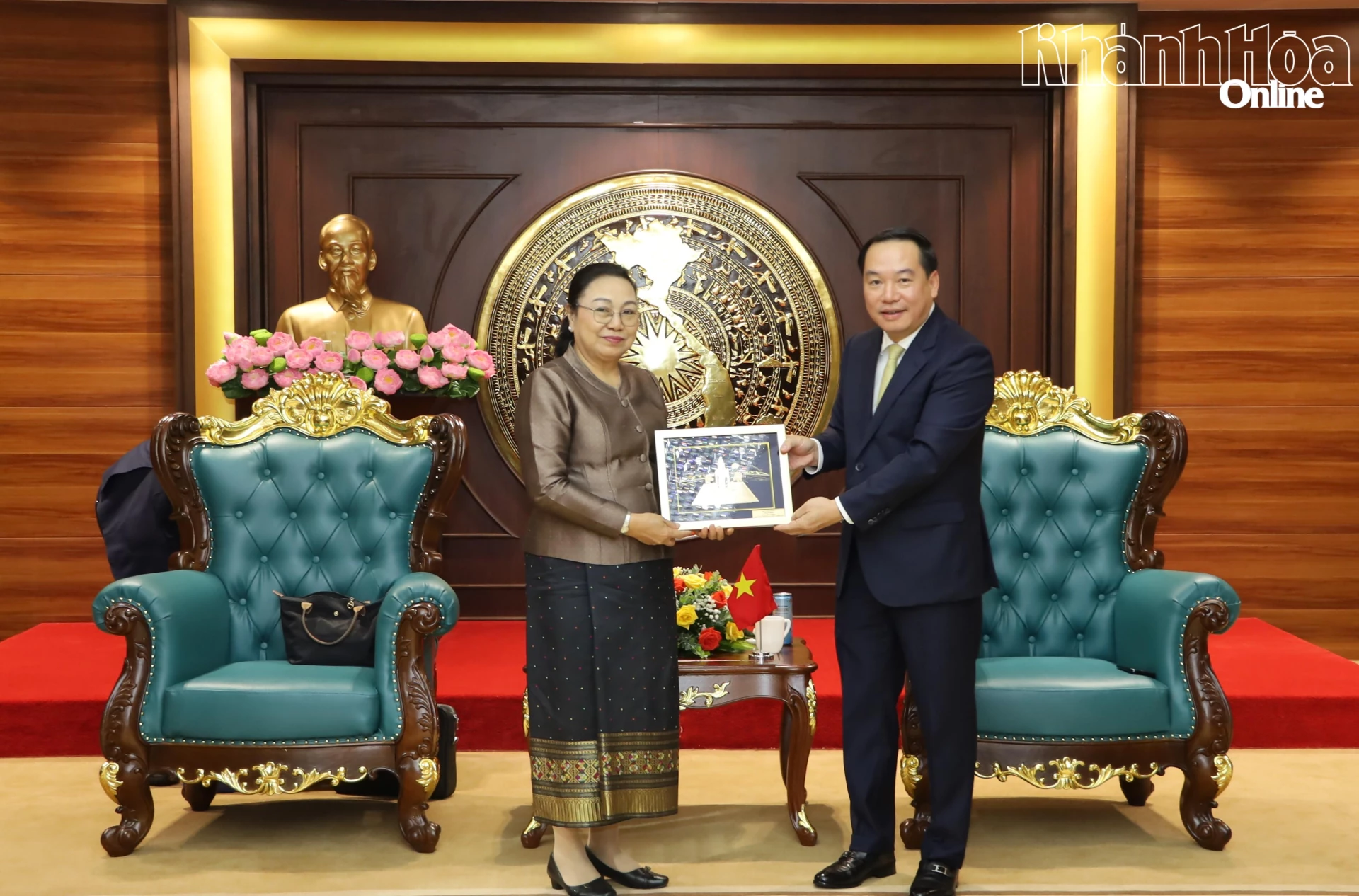 Phó Bí thư Thường trực Tỉnh ủy Hồ Xuân Trường tặng quà lưu niệm cho bà Khamphao Ernthavanh.