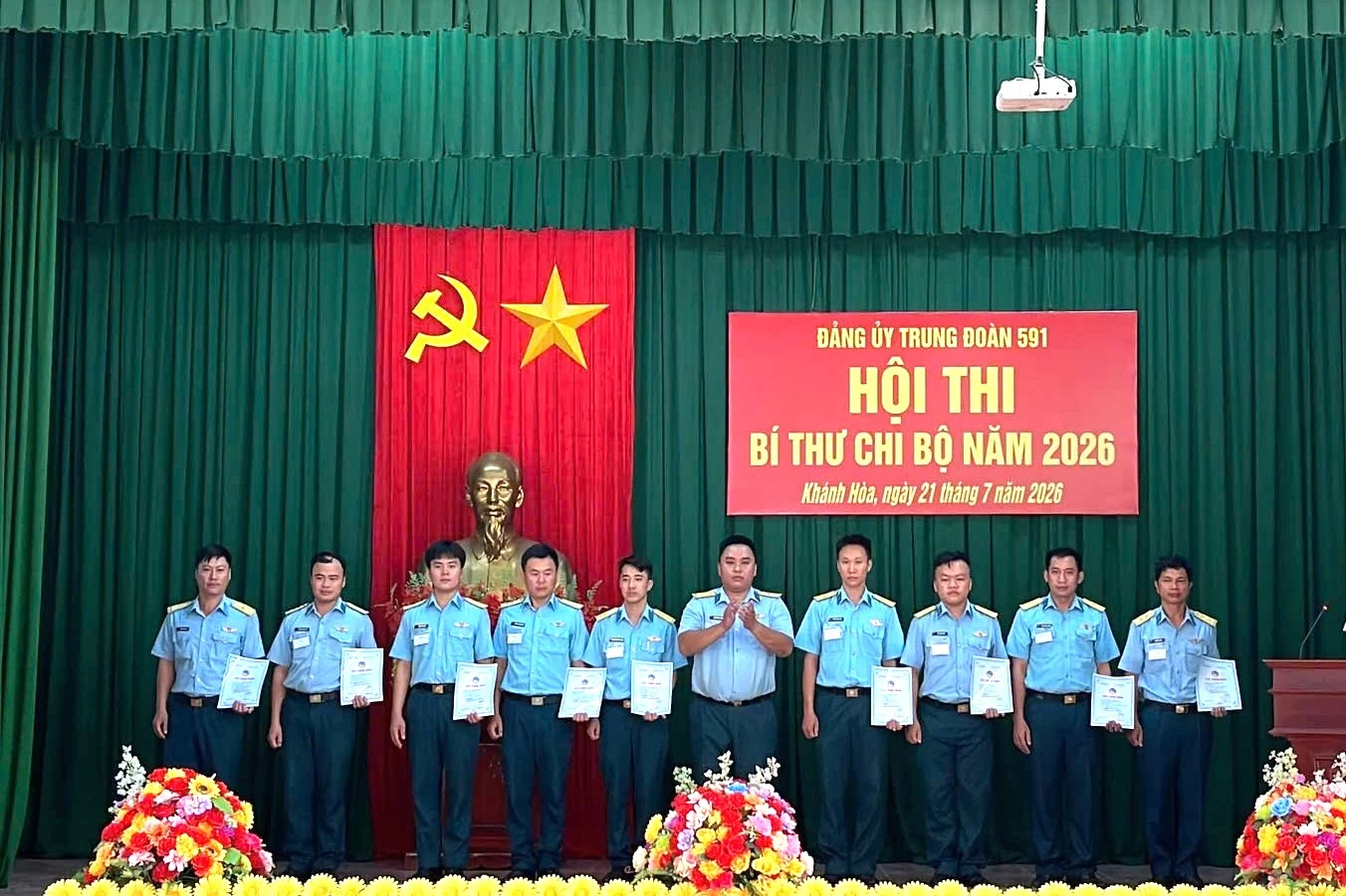 Ban tổ chức trao chứng nhận Bí thư chi bộ giỏi cho các thí sinh.