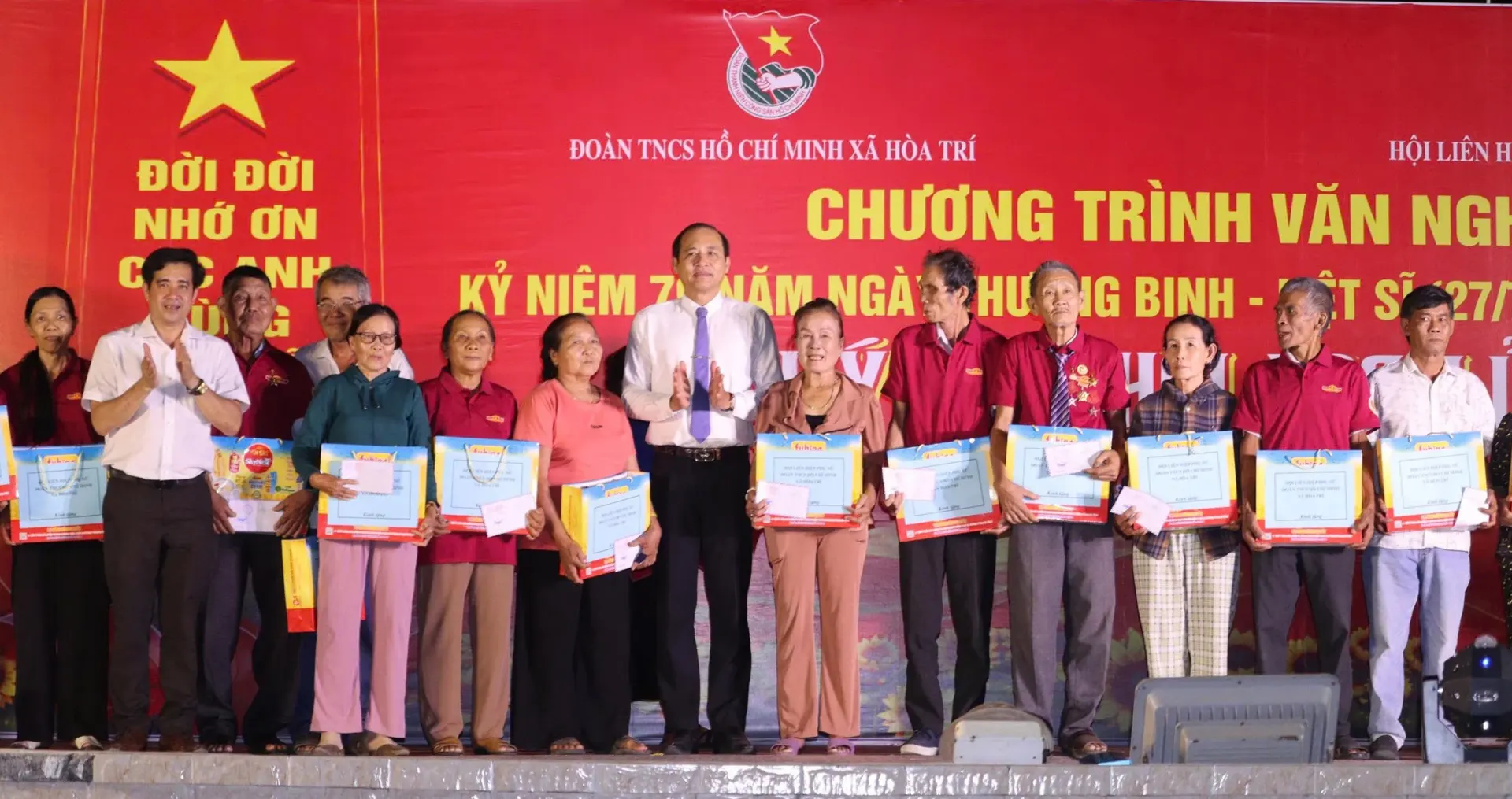 Tặng quà cho các gia đình có công với cách mạng trên địa bàn xã.