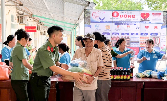 Trao 100 suất quà cho người dân phường Đông Hải