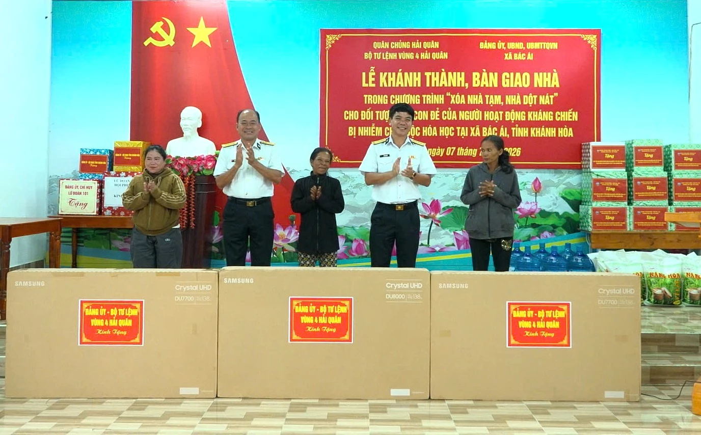 Bộ Tư lệnh Vùng 4 Hải quân trao tặng tivi và quà cho gia đình được bàn giao nhà.