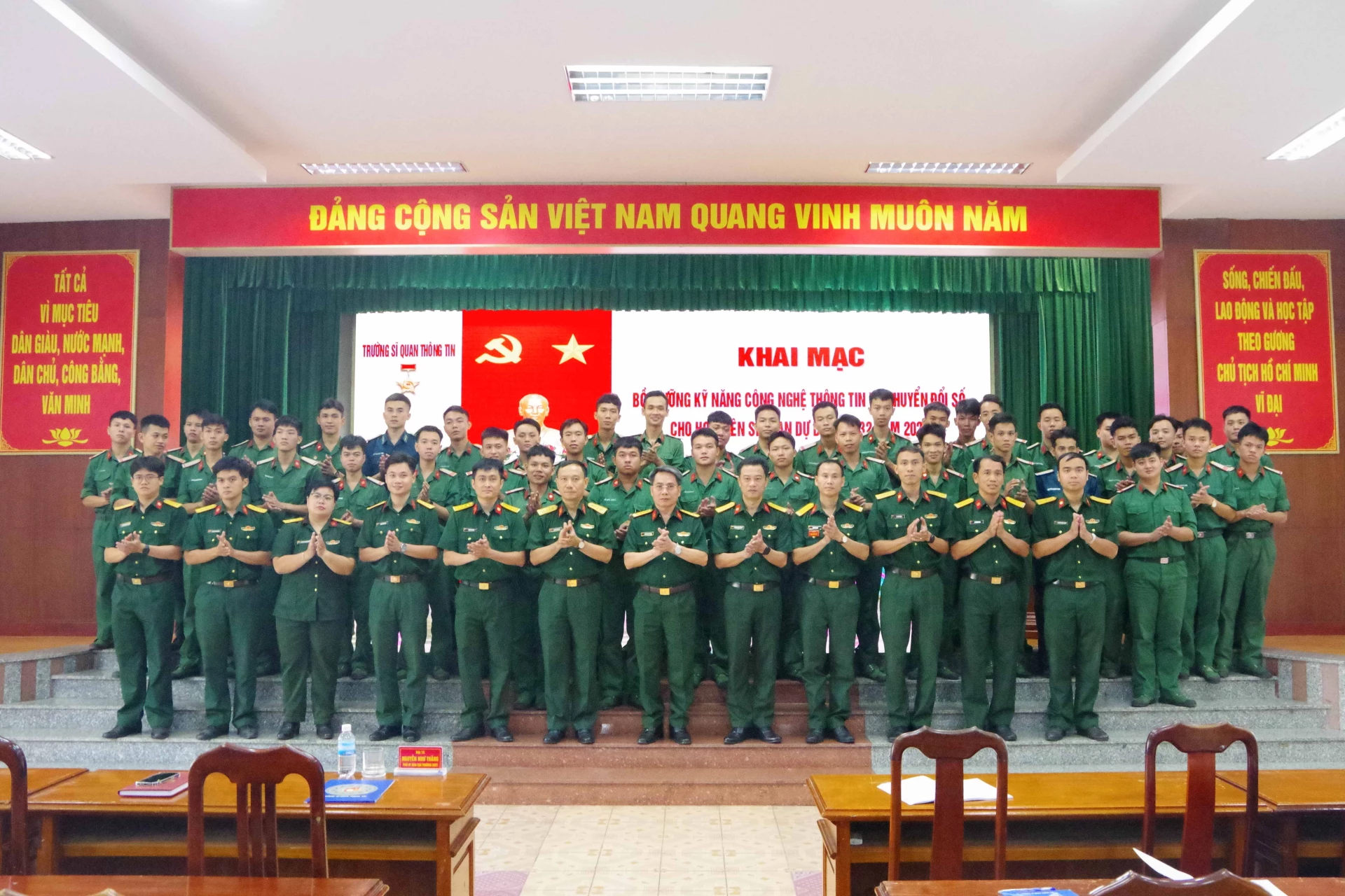 Đại biểu dự khai mạc chụp ảnh lưu niệm.
