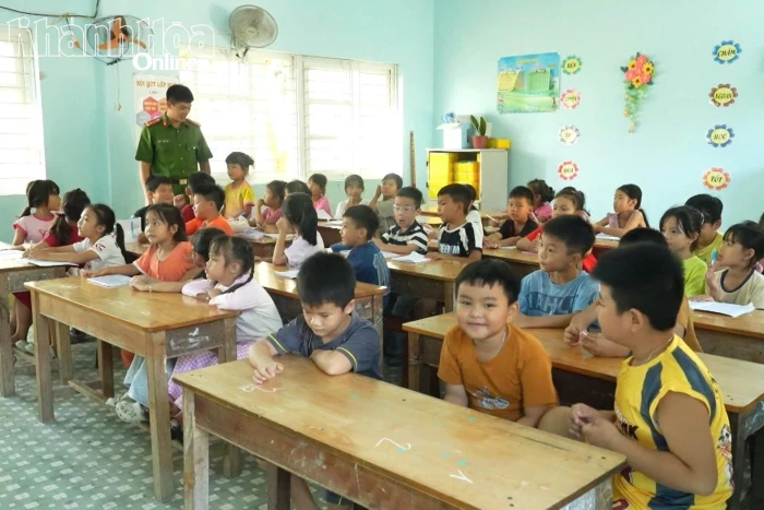 Những người thầy mang sắc phục công an