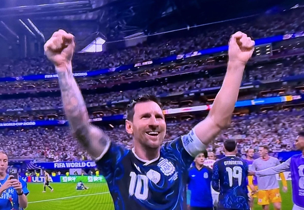 Lionel Messi ăn mừng bàn thắng.