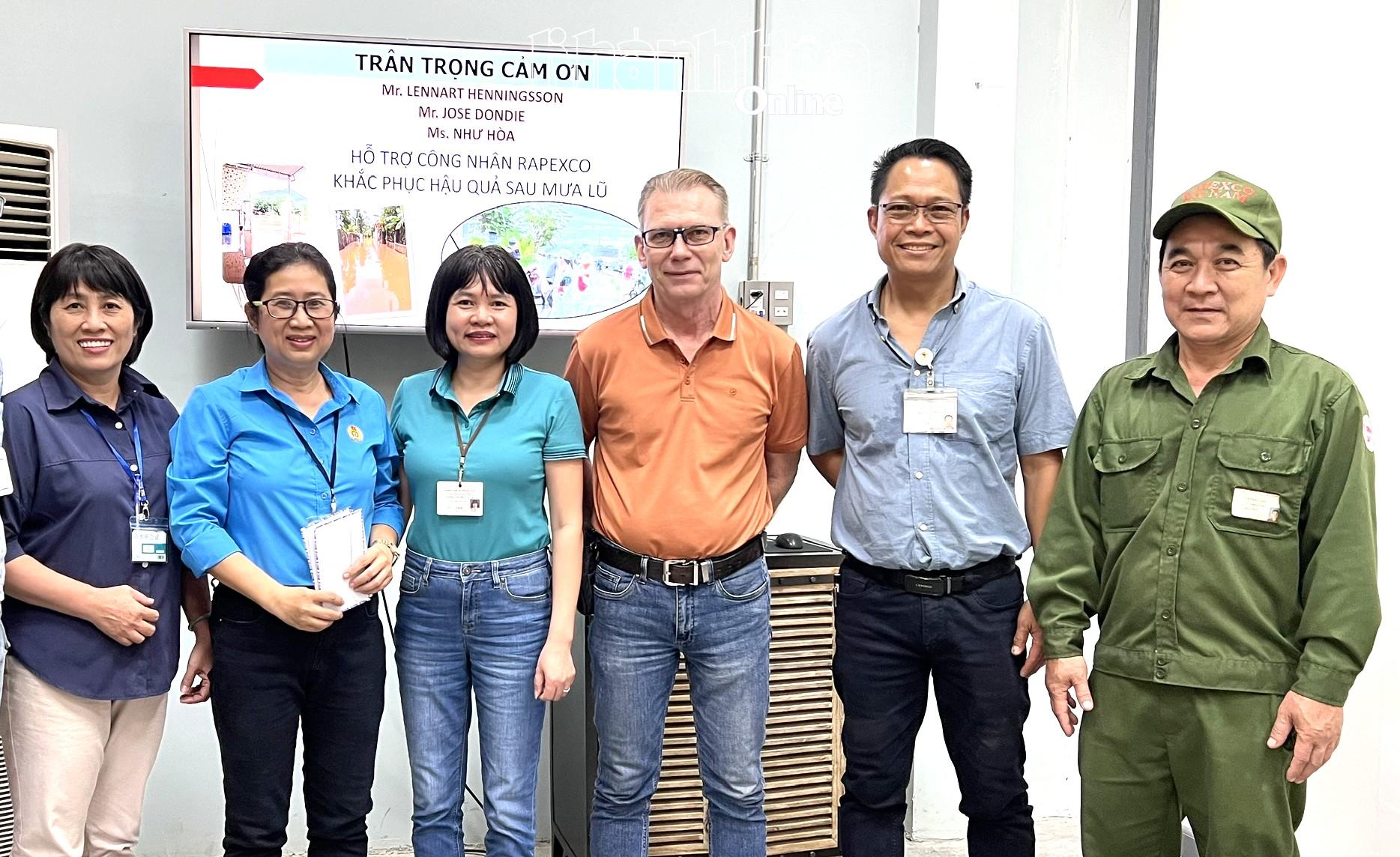 Bà Phạm Thị Khánh Vân - Chủ tịch Công đoàn Công ty TNHH MTV Rapexco Đại Nam (thứ 2 từ trái qua) tiếp nhận nguồn hỗ trợ cho công nhân từ phía lãnh đạo doanh nghiệp.