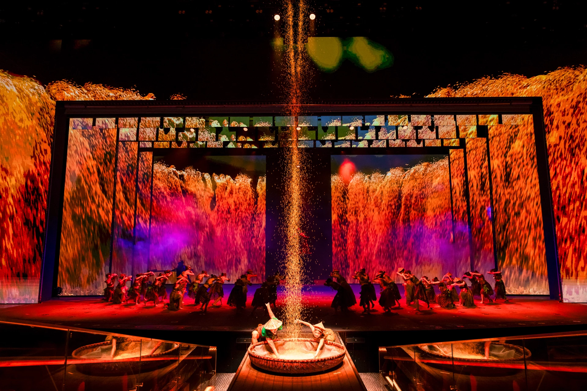  Chương trình được thiết kế theo mô hình Immersive Theatre (sân khấu nhập vai), kết hợp đồng thời 12 công nghệ và hiệu ứng trình diễn, tạo nên trải nghiệm thị giác đa tầng cho khán giả.