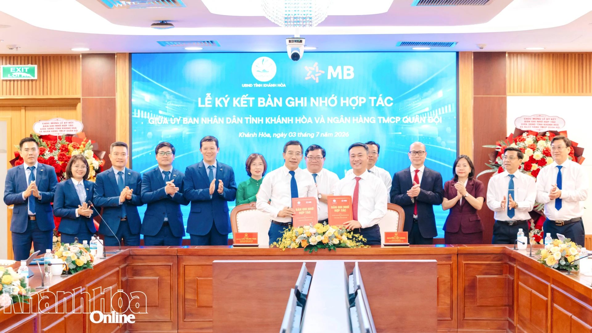 Lãnh đạo UBND tỉnh Khánh Hòa và Ngân hàng Thương mại cổ phần Quân đội ký kết bản ghi nhớ hợp tác.