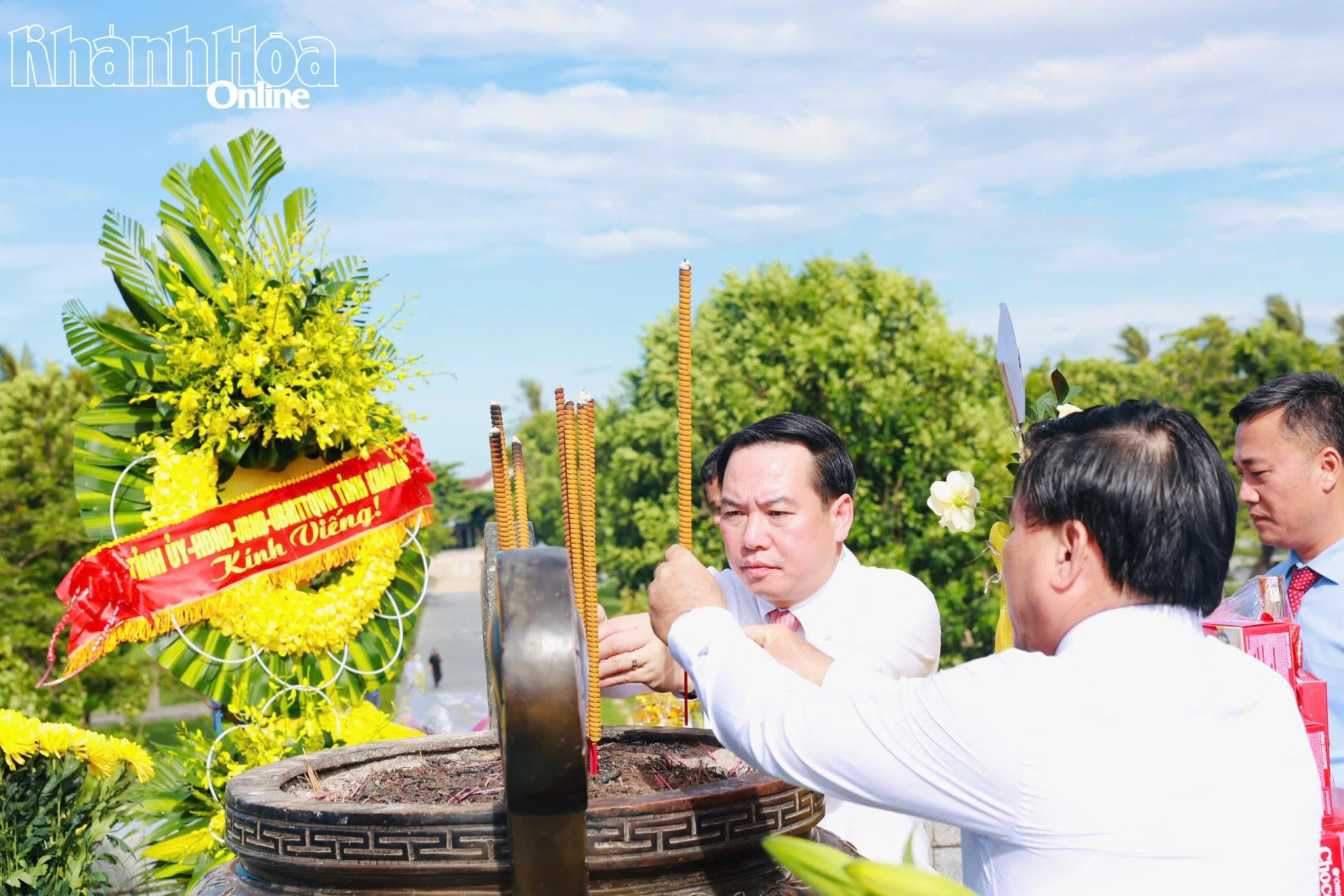Các đồng chí trong Thường trực Tỉnh ủy dâng hương tại Khu di tích quốc gia đặc biệt Thành cổ Quảng Trị.