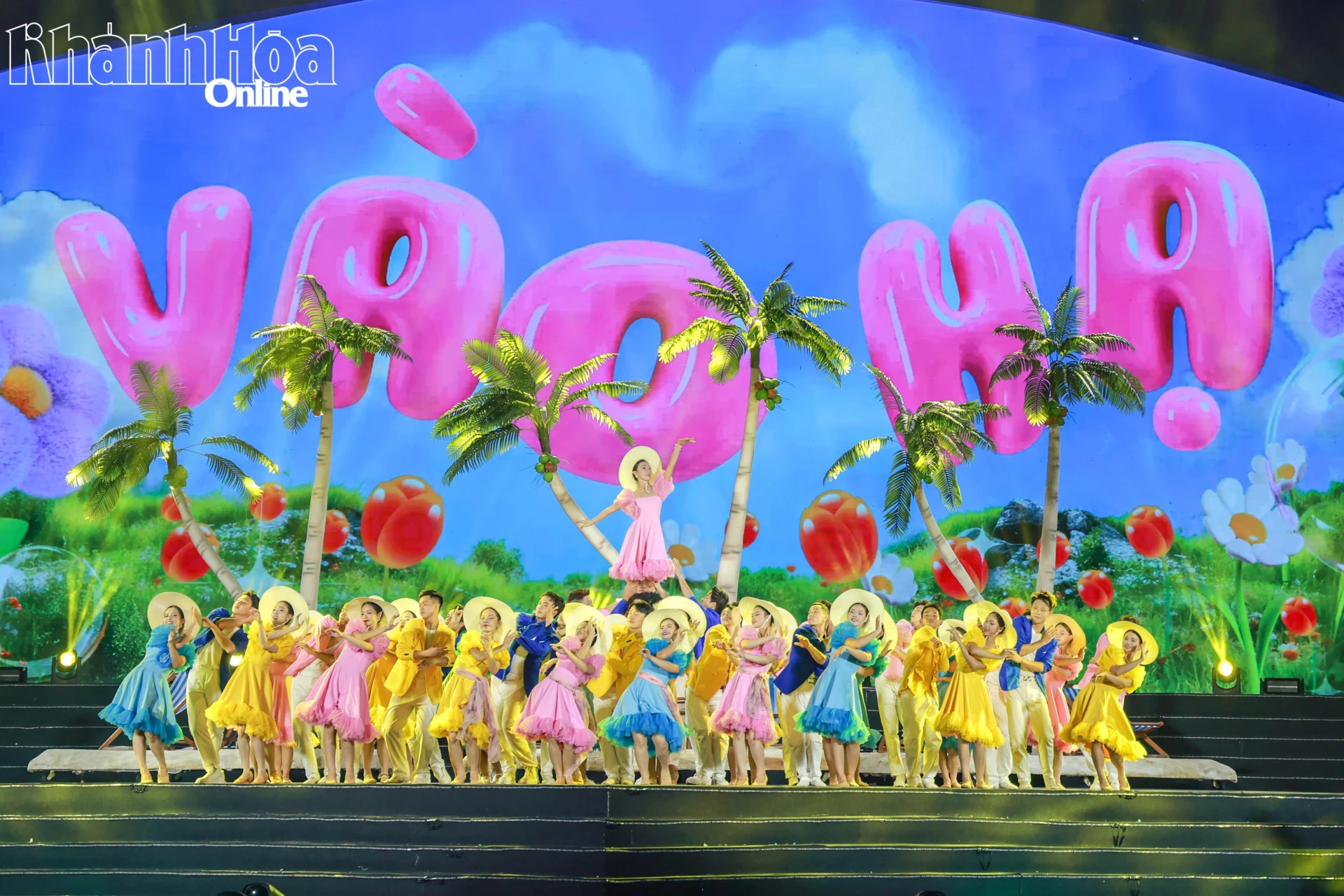 Spectacular carnival and flower float parade illuminates Khanh Hoa Sea Festival 2026