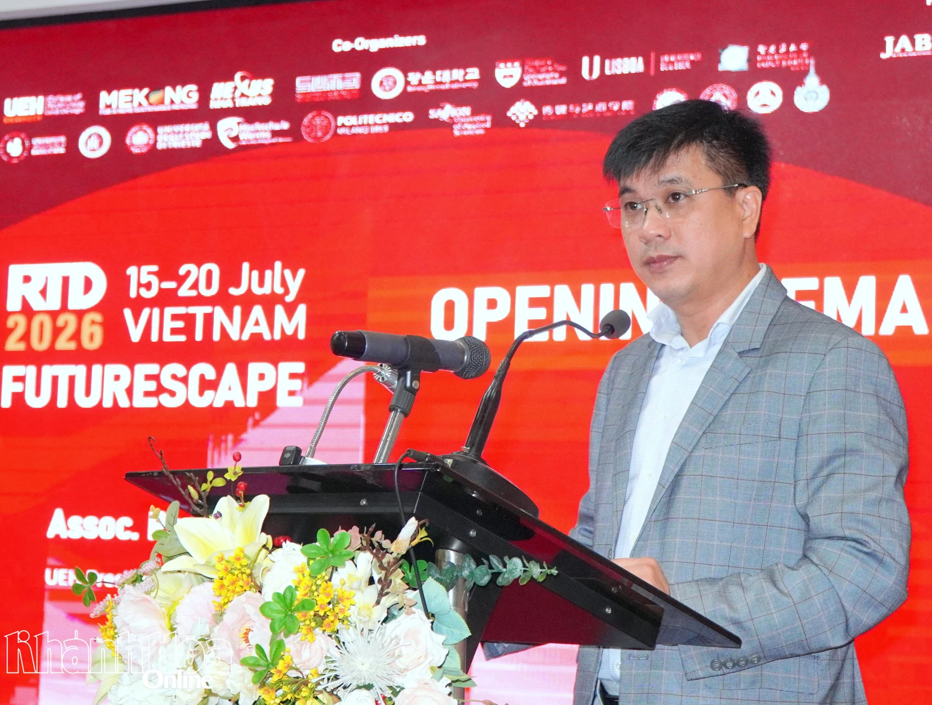 Phó Giáo sư, Tiến sĩ Bùi Quang Hùng phát biểu tại hội thảo.
